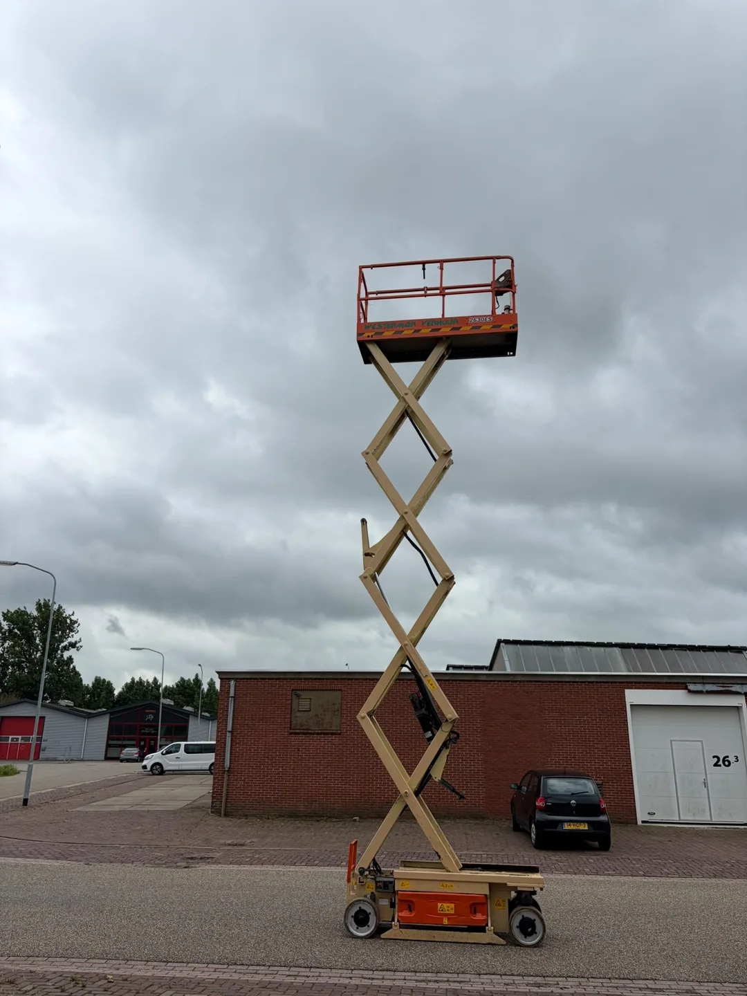 Schaarhoogwerker uitgeschoven buiten